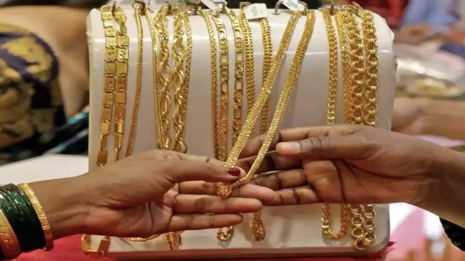 நகை வாங்குவோருக்கு அதிர்ச்சி! சென்னையில் சவரன் தங்கம் ரூ.1,08,000 ஆக உயர்வு