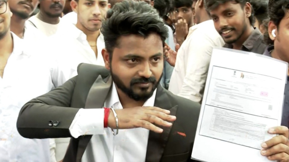 தணிக்கை சான்றிதழ் கையில்… ‘ஜனநாயகன்’ படத்தை பார்க்க வந்த ரசிகர்! 6 மாத போராட்டத்துக்கு பிறகு வெளியான படம்