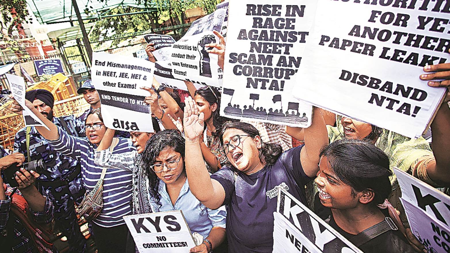 நீட் தேர்வு என்றால் என்ன? யார் கொண்டு வந்தார்கள், யார் அமல்படுத்தினர், எப்படி ரத்து செய்யலாம்? முழு பின்னணி விளக்கம்
